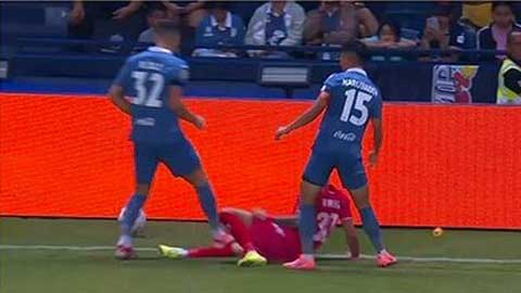 Cận cảnh hậu vệ Buriram đạp thẳng ống đồng cầu thủ Công an Hà Nội