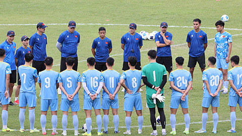 HLV Kim Sang Sik họp dã chiến, nói gì với U22 Việt Nam sau trận thắng Lào?