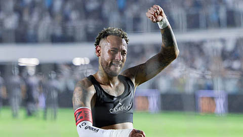 Neymar chấn thương vẫn lập hat-trick cứu Santos