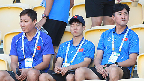 HLV Kim Sang Sik phản ứng bất ngờ khi xem U22 Malaysia thắng Lào