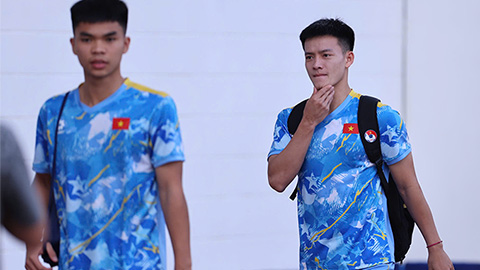Tuyển thủ U22 Việt Nam tranh thủ ôn thi học kỳ giữa lúc đá SEA Games