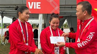 Đua thuyền Canoeing giành HCV đầu tiên được thưởng nóng trao liền tay