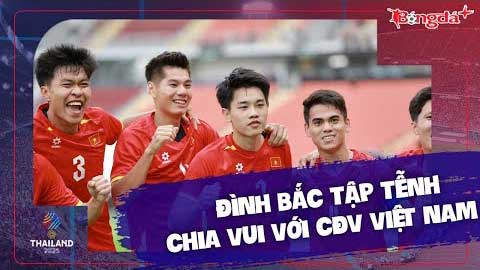 Đình Bắc đi tập tễnh, chia vui với CĐV Việt Nam sau màn toả sáng rực rỡ ở trận thắng Malaysia