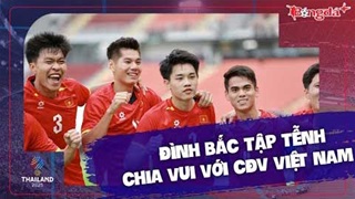 Đình Bắc đi tập tễnh, chia vui với CĐV Việt Nam sau màn toả sáng rực rỡ ở trận thắng Malaysia