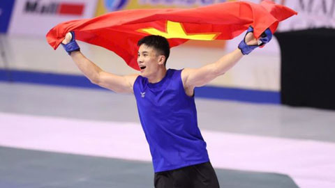 Võ sỹ Việt Nam tung liên hoàn đấm vào mặt đối thủ Malaysia, giành HCV đầu tiên ở môn MMA