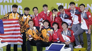 VIDEO Kình ngư 17 tuổi cùng đồng đội giành Vàng ở nội dung 4x200m tự do nam