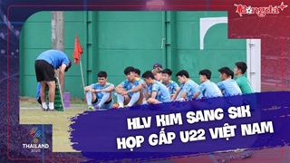 HLV Kim Sang Sik họp khẩn U22 Việt Nam sau chiến thắng trước Malaysia