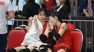 Thanh Thúy và đồng đội vội lau nước mắt lên nhận HCB bóng chuyền sau thất bại trước Thái Lan