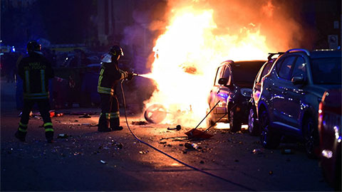 Bạo loạn kinh hoàng giữa các fan Inter và Genoa gây cháy lớn