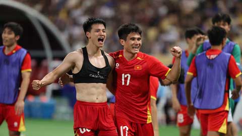 Cận cảnh thầy trò HLV Kim Sang Sik ăn mừng bàn thắng của Thanh Nhàn