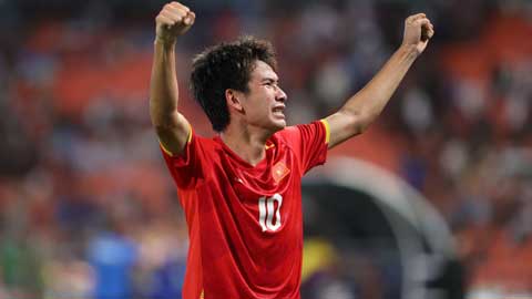 Vỡ òa sung sướng khi U22 Việt Nam vô địch, Hiểu Minh ôm cờ khóc nức nở