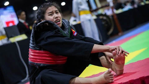 Nén đau tới bật khóc, nữ võ sĩ Việt Nam tự nắn ngón chân rồi giành HCB SEA Games