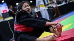 Nén đau tới bật khóc, nữ võ sĩ Việt Nam tự nắn ngón chân rồi giành HCB SEA Games