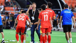 Cận cảnh HLV Kim Sang Sik truyền bí thuật cho U22 Việt Nam trước khi bước vào hiệp phụ