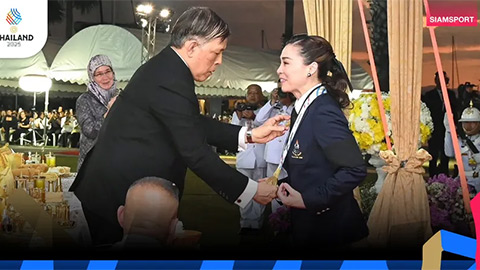 Nhà Vua Thái Lan trao huy chương SEA Games lịch sử cho Hoàng hậu