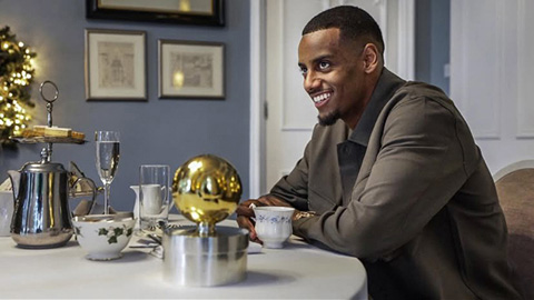 Gây thất vọng ở Liverpool, Isak vẫn giành Quả bóng vàng