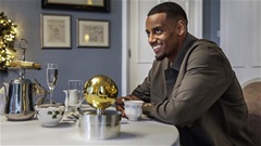 Gây thất vọng ở Liverpool, Isak vẫn giành Quả bóng vàng