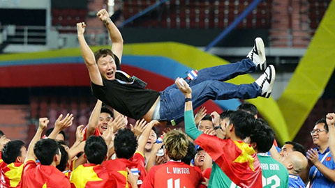 HLV Kim Sang Sik mặc 1 chiếc áo để giành cú ăn 3 vô địch với Việt Nam