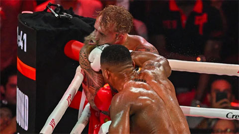Anthony Joshua thắng dễ knock-out, Jake Paul phải nhập viện vì gãy hàm