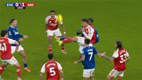 Tại sao Arsenal không bị thổi phạt đền ở trận thắng Everton?