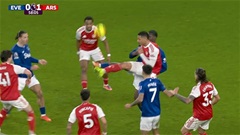 Tại sao Arsenal không bị thổi phạt đền ở trận thắng Everton?