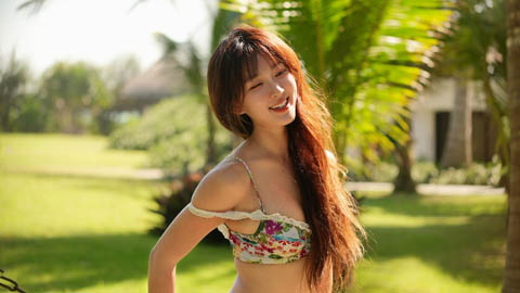 Nàng Kim 'vén váy' khoe dáng nuột với bikini 2 mảnh