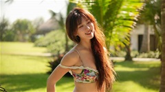 Nàng Kim 'vén váy' khoe dáng nuột với bikini 2 mảnh