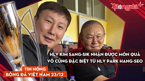 Tin nóng BĐVN 23/12: HLV Kim Sang-sik nhận được món quà vô cùng đặc biệt từ HLV Park Hang-seo
