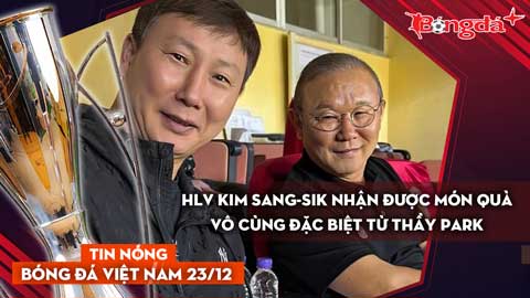 Tin nóng BĐVN 23/12: HLV Kim Sang-sik nhận được món quà vô cùng đặc biệt từ thầy Park