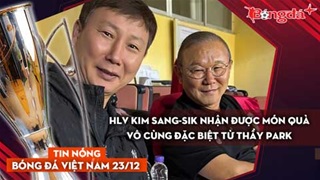 Tin nóng BĐVN 23/12: HLV Kim Sang-sik nhận được món quà vô cùng đặc biệt từ thầy Park