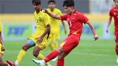 Một khoảng trống giữa sân đang chờ Kim Sang Sik