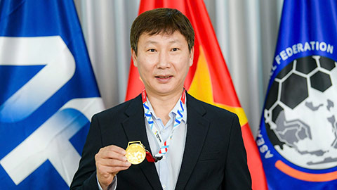 HLV Kim Sang Sik bất ngờ được nhận huy chương vàng giá nửa tỷ