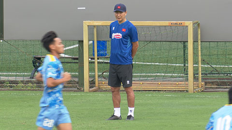 HLV Kim Sang Sik theo dõi cực sát từng bước chạy của tiền đạo Bùi Vĩ Hào
