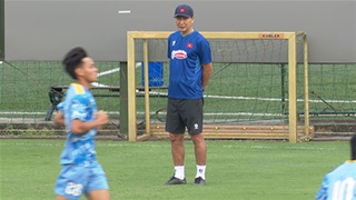 VIDEO HLV Kim Sang Sik theo dõi cực sát từng bước chạy của tiền đạo Bùi Vĩ Hào