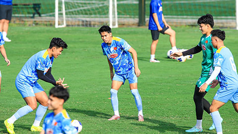 VIDEO Đáng yêu khi Lê Văn Thuận mặc áo số 10, mặc quần của Hoàng Đức