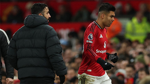 Casemiro sững sờ khi bị rút khỏi sân, CĐV MU phẫn nộ với Amorim
