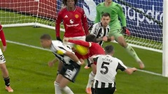 MU thoát 1 quả phạt đền đầy tranh cãi trước Newcastle