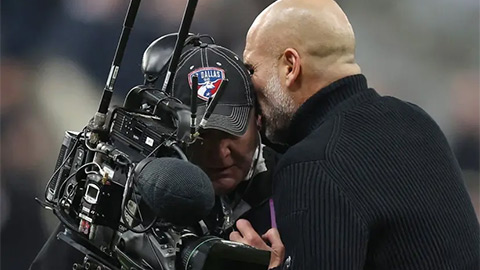 Guardiola lại nổi cáu với cameraman khi ăn mừng chiến thắng của Man City