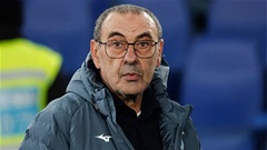 Cựu HLV Chelsea phải lên bàn mổ 