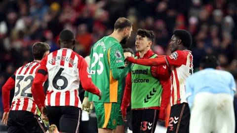 Gianluigi Donnarumma nổi điên với cầu thủ Sunderland