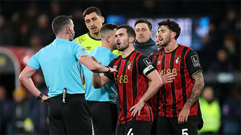 Cầu thủ Bournemouth phẫn nộ vì tiếng còi mãn cuộc gây sốc ở trận thua Arsenal