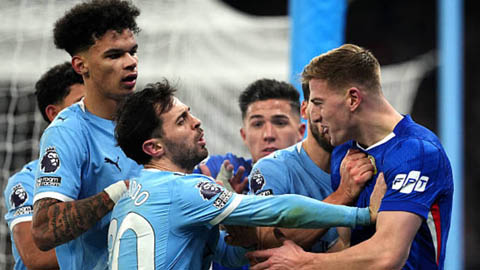 Tân binh 30 triệu bảng gây ra cảnh hỗn loạn trong trận Man City hòa Chelsea