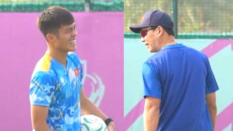 VIDEO Thầy Kim và các cầu thủ U23 Việt Nam tươi cười tập luyện ngay trước trận với U23 Jordan