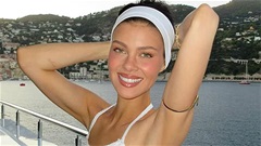 Dâu trưởng nhà Beckham tạo dáng ấn tượng trong bộ bikini hai mảnh