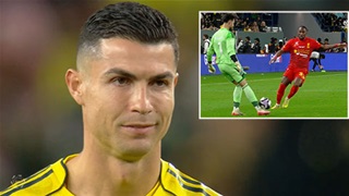 VIDEO Ronaldo lắc đầu ngán ngẩm trước tình huống nghiệp dư của thủ môn Al Nassr