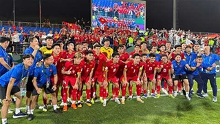 VIDEO U23 Việt Nam quẩy tưng bừng cùng các CĐV ngay sau khi đánh bại U23 Kyrgyzstan
