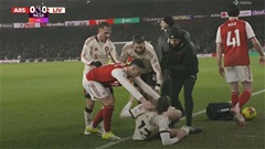 Hành động 'đáng bị ăn đấm' của Martinelli