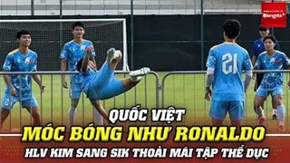 Quốc Việt phô diễn kỹ năng móc bóng như Ronaldo, HLV Kim Sang Sik thoải mái tập thể dục