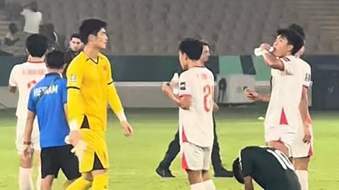 Cầu thủ U23 Việt Nam có hành động đẹp với U23 Saudi Arabia