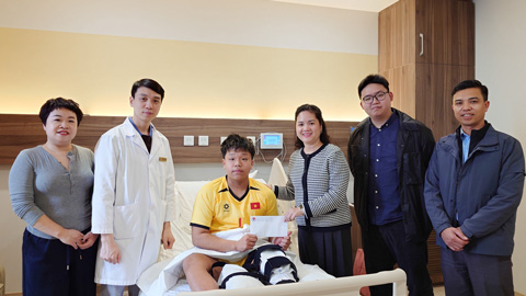 Lãnh đạo VFF thăm tuyển thủ futsal U19 quốc gia Đoàn Tuấn Phong